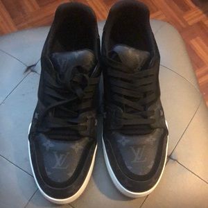 Louis Vuitton LV trainer sneaker,Size 9
